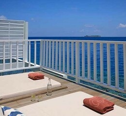 Zimmerbeispiel deluxe family water villa terrasse