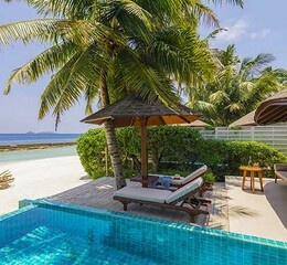 Zimmerbeispiel luxury beachfront pool villa