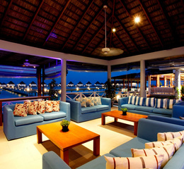 Front and lobby bei nacht