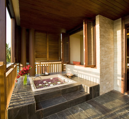 Centara grand mirage beach resort pattaya spa cenvaree outdoor jacuzzi
